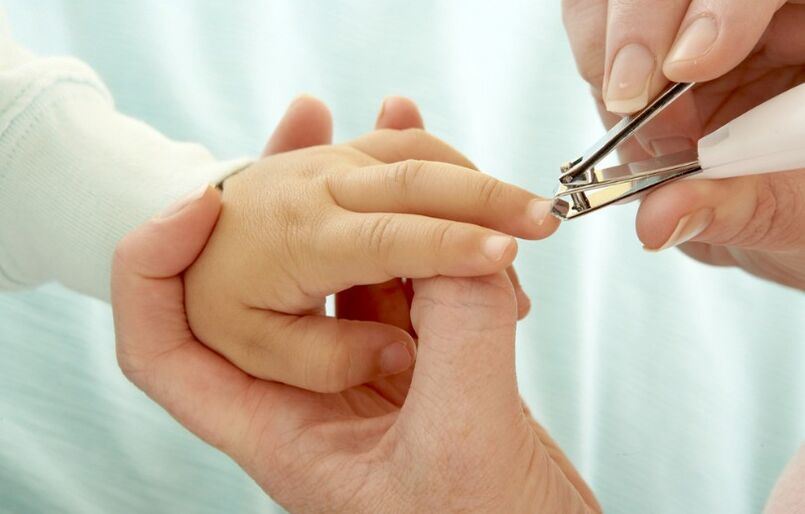 Couper les ongles à un enfant