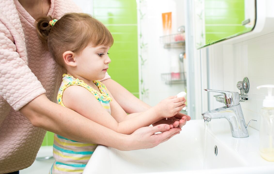 Se laver les mains avec du savon pour prévenir l'infection parasitaire