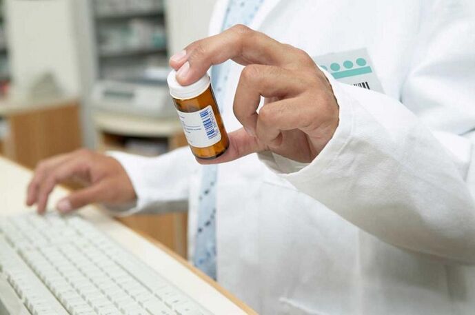 Le médecin prescrit des pilules pour prévenir les vers